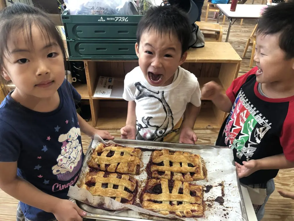 すももパイ作りと玉ねぎ染めに挑戦！ さくら組 - 鹿児島市吉野の幼保連携型 認定こども園 錦ヶ丘プラス＋（旧：錦ヶ丘保育園）